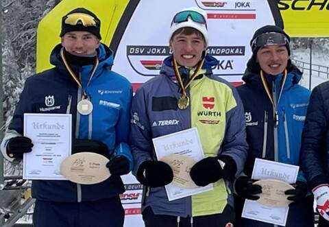 Strahlender Sieger: Biathlet Tim Nechwatal (Zweiter von links) vom WSV Schömberg freut sich über seinen deutschen Meistertitel bei den Junioren.