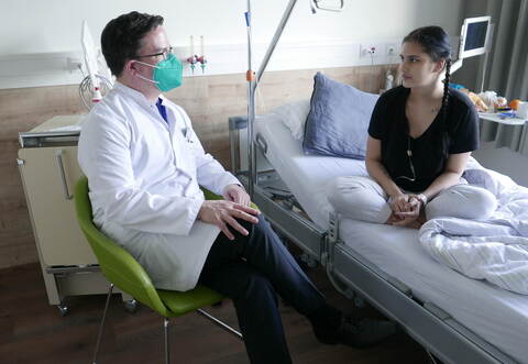 Professor Oliver Bachmann bespricht mit Ellena Horntrich die nächsten Therapieschritte.