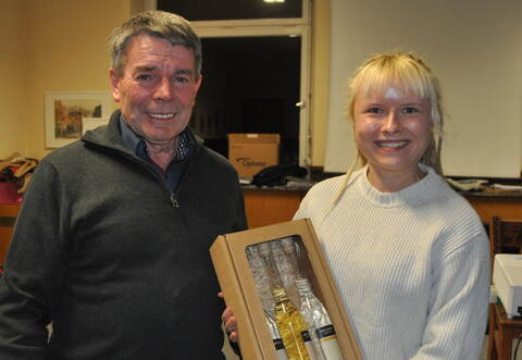 Harmonie-Vorstand Gerhard Schneider überreicht Chorleiterin Melinda Mauthe zum Abschied ein kleines Präsent.