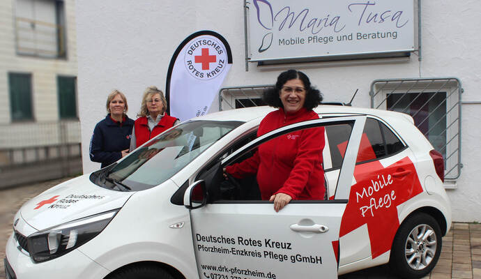Im Bild: Maria Tusa (vorne) hat ihren ambulanten Pflegedienst ans Rote Kreuz übergebe n. Zusammen mit ihrem Team (hier Sandra Daugill und Roselie Tauber, von links) ist sie in gewohnter Weise für ihre Klienten da. Im Bild: Maria Tusa (vorne) hat ihren ambulanten Pflegedienst ans Rote Kreuz übergebe n. Zusammen mit ihrem Team (hier Sandra Daugill und Roselie Tauber, von links) ist sie in gewohnter Weise für ihre Klienten da.
