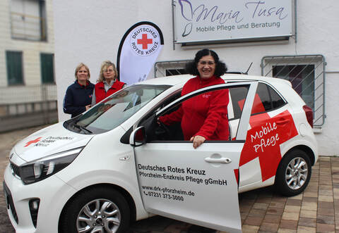 Im Bild: Maria Tusa (vorne) hat ihren ambulanten Pflegedienst ans Rote Kreuz übergebe n. Zusammen mit ihrem Team (hier Sandra Daugill und Roselie Tauber, von links) ist sie in gewohnter Weise für ihre Klienten da.