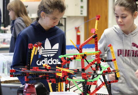 Innovativ vernetzt: Eifrig wird an den Projekten gefeilt.