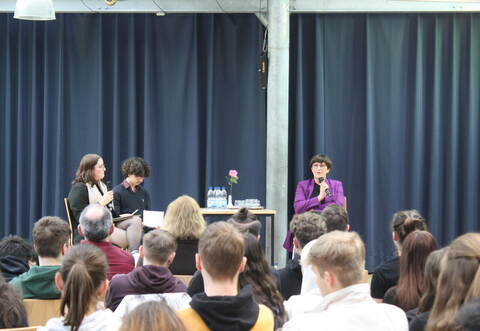 Die Schüler Natalia (hinten von links) und Karim des Enztal-Gymnasiums haben der SPD-Politikerin Saskia Esken etliche Fragen gestellt.