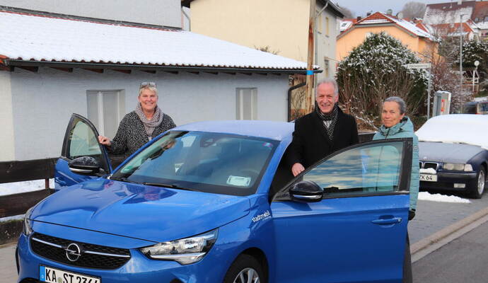 Das neue Carsharing-Auto für Ittersbach wird von Bürgermeister Jens Timm in Empfang genommen. Das neue Carsharing-Auto für Ittersbach wird von Bürgermeister Jens Timm in Empfang genommen.