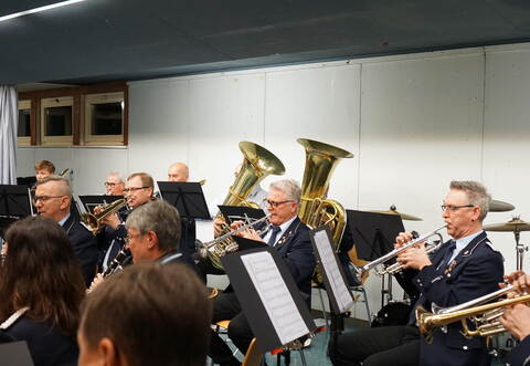 Das Blasorchester begeistert die Zuhörer unter anderem mit der Interpretation des Songs „Medley“ von Udo Jürgens.