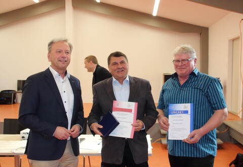 Heiko Genthner (von links) ehrt Joachim Neuhaus für 40 Jahre Tätigkeit als erster Vorsitzender sowie Edmund Klusch für 30 Jahre aktive Tätigkeit im Musikverein Ölbronn.