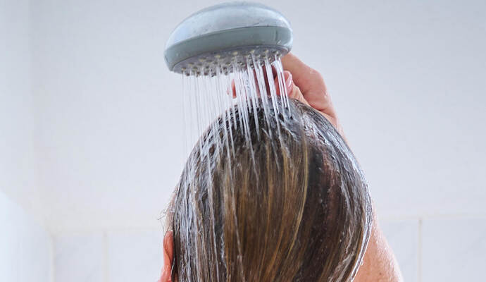 Unter der Dusche verbraucht man mehr Wasser als gedacht. Symbolbild: Annette Riedl, picture alliance, dpa Illustration - Duschen