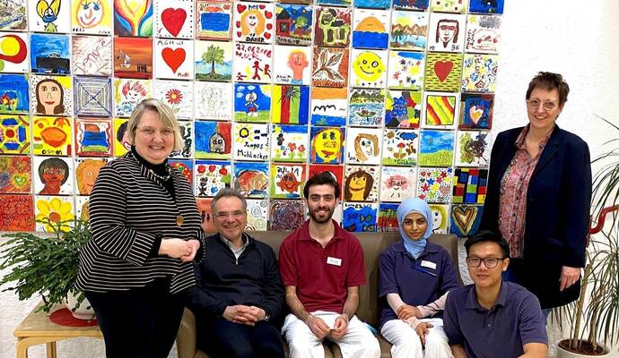 Im Bild von links: Katja Mast, Einrichtungsleiter Markus Schellinger, Pflegekräfte Omar Al Sabouni, Halima Aladi und Khan Tran, Leiterin des Sozialdienstes und Mehrgenerationenhauses Alexandra Rapp. Im Bild von links: Katja Mast, Einrichtungsleiter Markus Schellinger, Pflegekräfte Omar Al Sabouni, Halima Aladi und Khan Tran, Leiterin des Sozialdienstes und Mehrgenerationenhauses Alexandra Rapp.