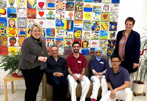 Im Bild von links: Katja Mast, Einrichtungsleiter Markus Schellinger, Pflegekräfte Omar Al Sabouni, Halima Aladi und Khan Tran, Leiterin des Sozialdienstes und Mehrgenerationenhauses Alexandra Rapp.