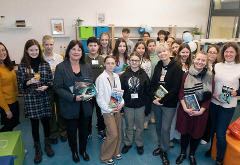 Andrea Maisel (Vierte von links) und Andrea Förster (Dritte von rechts vorne) weihten mit Schüler und Lehrern die neue Schulbücherei ein.