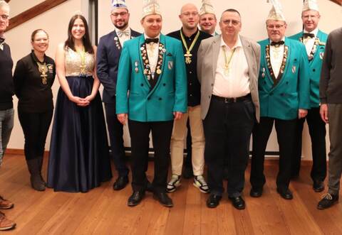 Die Träger des Goldenen Löwens: Pascal Bodemer (Fünfter von links), Christian Volmerhausen (Sechster von links), Frank Zimmer (Siebter von links), Michael Weier (Achter von links) sowie Bürgermeister Jens Timm (rechts) und Ortsvorsteher Hans Kleiner (links), umrahmt vom Prinzenpaar (Dritte und Vierter von links), Präsident (Zweiter von rechts), Ehrenpräsident (Dritter von rechts) und Schatzmeisterin (Zweiter von links). Nicht auf dem Bild ist Jennifer Rahn.