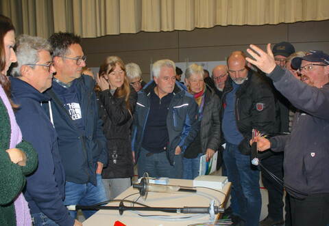 Die Calmbacher nutzen die Möglichkeit, um am Rande der Infoveranstaltung Fragen zu stellen.