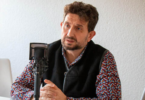 Hasan Ali Özer, in der Türkei geborener Inhaber der Herz-Apotheke in Mühlacker, ist dankbar für die Hilfe für Erdbebenopfer in der Türkei. Foto: Türschmann