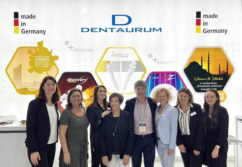 Viel Frauenpower am Dentaurum-Stand auf der Messe in Dubai (von links): Bettina Graf, Petra Pace, Katia Previte, Esther Taszus, Mark S. Pace, Claudia Stöhrle, Ute Weiß und Jessica Nagel.