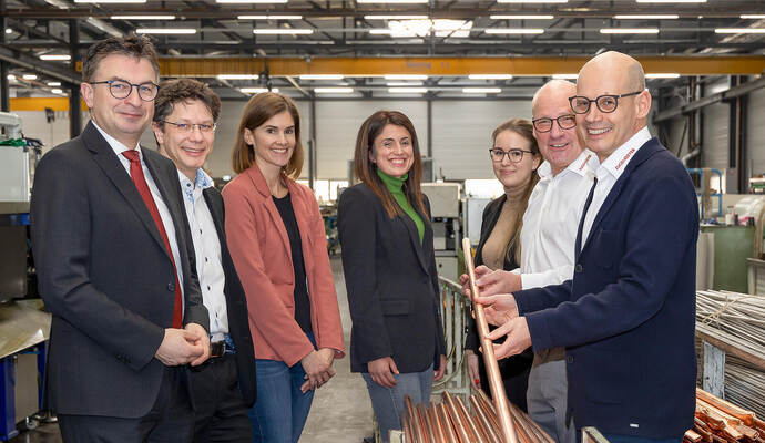 Gemeinsam für einen Neustart: WSP-Direktor Oliver Reitz, WSP-Geschäftsbereichsleiter Markus Epple, Eva Miltz (Marketing Firma Geyer), Neslihan Bahadir (Fachkräfteeinwanderung Pforzheim) und Anna Fischbach (Personalreferentin Firma Geyer) sowie der britische „Übersiedler“ Mike Kelly (Vertriebsleiter) und Geschäftsführer Lorenz Geyer.