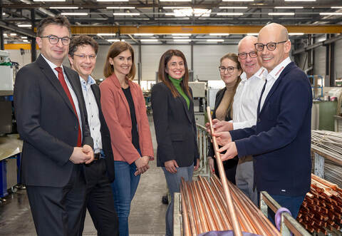 Gemeinsam für einen Neustart: WSP-Direktor Oliver Reitz, WSP-Geschäftsbereichsleiter Markus Epple, Eva Miltz (Marketing Firma Geyer), Neslihan Bahadir (Fachkräfteeinwanderung Pforzheim) und Anna Fischbach (Personalreferentin Firma Geyer) sowie der britische „Übersiedler“ Mike Kelly (Vertriebsleiter) und Geschäftsführer Lorenz Geyer.