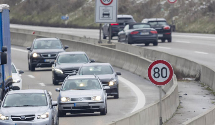 Unterwegs auf der Autobahn und plötzlich gilt Tempo 80: Seit Monaten ärgern sich Autofahrer darüber auf der A8 bei Nöttingen. Jetzt ist die Reparatur der Schäden einmal mehr angesetzt worden. Zuvor hatte es mit den Arbeiten mehrfach nicht geklappt. Das gedrosselte Tempo dort gilt bereits seit Juni 2022. Daneben gibt es derzeit zwei weitere Langsamfahrstellen bei Pforzheim-West und Heimsheim. A8 Tempo 80 Schild