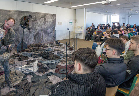 Julian W. Koenig spricht als Woyzeck mit der Puppe der Marie.