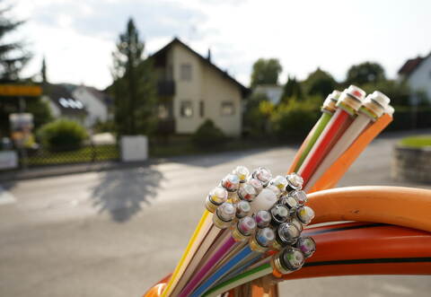 Glasfaserkabel werden von unterschiedlichen Unternehmen verlegt.