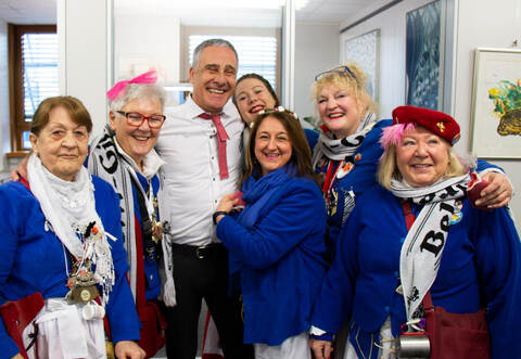 Da haben alle gut lachen: Thomas Satinsky, geschäftsführender PZ-Verleger, wird von den Frauen der Dillweißensteiner Berlrem Gilde um ein paar Zentimeter Krawatte kürzer gemacht.