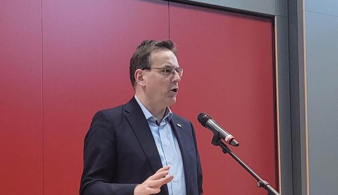Erik Schweickert in der Blumhardt-Schule. Foto: Thomas Gutjahr/JCBS
