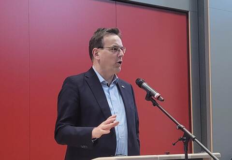 Erik Schweickert in der Blumhardt-Schule. Foto: Thomas Gutjahr/JCBS