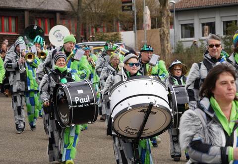 Angeführt von den Guggenmusikern, drehten die Kieselbronner Grundschüler bei einem kleinen Umzug eine Runde nach der anderen auf dem großen Parkplatz des Sportgeländes im Heinloch.