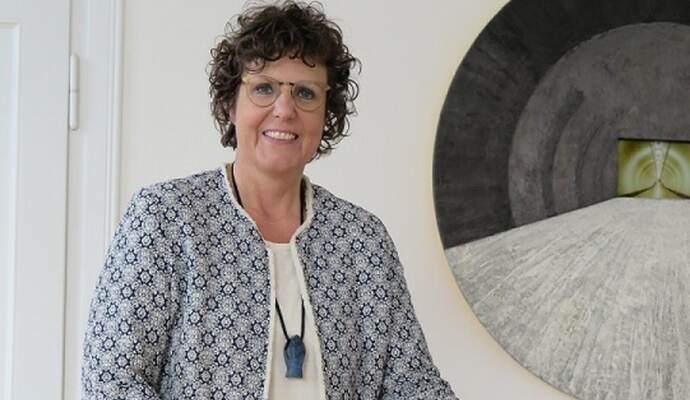 Regierungspräsidentin Sylvia M. Felder bei der Auslosung der Gewinner-Bibliotheken für die sechs Veranstaltungen mit dem Autor Hans-Jürgen Feldhaus und den Autorinnen Corinna Harder und Maja Nielsen. Regierungspräsidentin Sylvia M. Felder bei der Auslosung der Gewinner-Bibliotheken für die sechs Veranstaltungen mit dem Autor Hans-Jürgen Feldhaus und den Autorinnen Corinna Harder und Maja Nielsen.