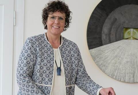 Regierungspräsidentin Sylvia M. Felder bei der Auslosung der Gewinner-Bibliotheken für die sechs Veranstaltungen mit dem Autor Hans-Jürgen Feldhaus und den Autorinnen Corinna Harder und Maja Nielsen.