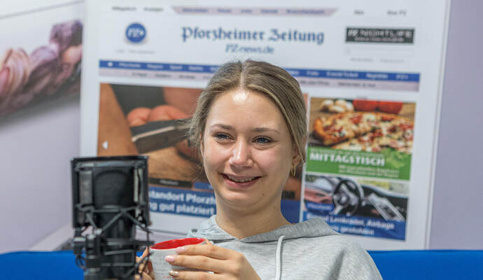 Selena Müller trinkt bei den Podcast-Aufnahmen zum Thema Cannabis-Legalisierung einen Tee – als Naturheilmittel gegen Erkältungserscheinungen. Morgens aber muss es ein Energydrink sein. Selena Müller tok Talk