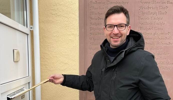 Björn Kornmüller wirft den Umschlag mit seiner Bewerbung ein. Björn Kornmüller wirft den Umschlag mit seiner Bewerbung ein.