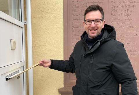 Björn Kornmüller wirft den Umschlag mit seiner Bewerbung ein.