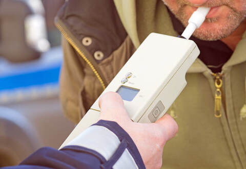 Ein betrunkener Autofahrer ist auf der Autobahn gestoppt worden.