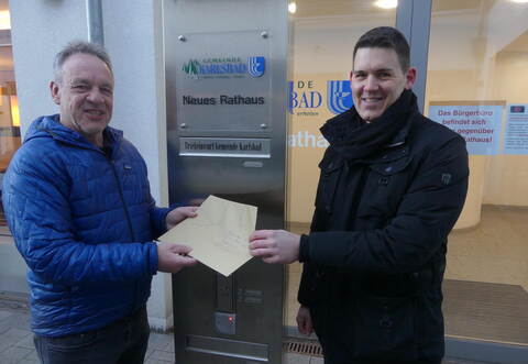 Pünktlich um 7.30 Uhr haben gestern der bisherige Vorsitzende des Wahlausschusses, Roland Rädle (links) und Hauptamsleiter Benedikt Kleiner, die Briefkästen am Rathaus geleert.