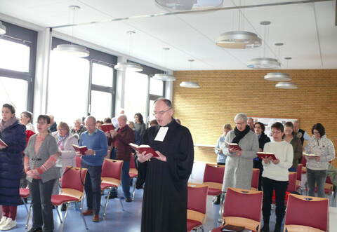 Wegen der Sperrung der Bauschlotter Kirche aus Sicherheitsgründen, finden die Gottesdienste nun im Saal des gegenüberliegenden Gemeindehauses statt. Am Sonntag hielt den der Göbricher Gemeindepfarrer und Dekan des Evangelischen Kirchenbezirkes Badischer Enzkreis, Christoph Glimpel.