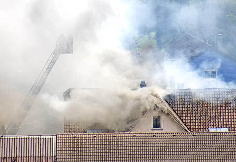 Beim Dachstuhlbrand in der Ilgenstraße hat die Neuenbürger Feuerwehr alle Hände voll zu tun.