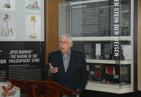 Claus Priesner ist Professor für Geschichte der Naturwissenschaften an der Universität in München.