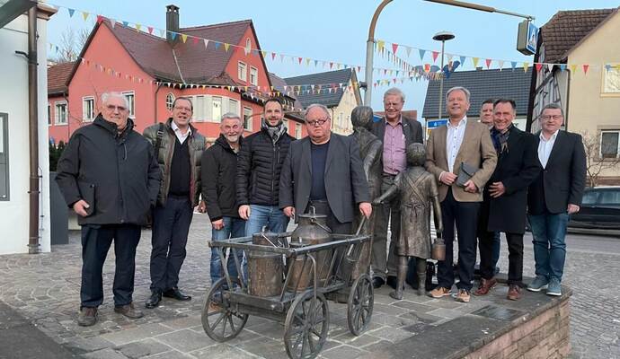 Milchfrauen als Kulisse vor dem Ersinger Rathaus: Die Kreisräte Kurt Ebel, Michael Schmidt , Gerd Philipp, der neue Kämpfelbacher Bürgermeister Thomas Maag, Fraktionsvorsitzender Günter Bächle, die Kreisräte Peter Napiwotzky, Heiko Genthner, Bürgermeiste r Thomas Zeilmeier sowie die Kreisräte Hartmut Ochner und Michael Sengle. Milchfrauen als Kulisse vor dem Ersinger Rathaus: Die Kreisräte Kurt Ebel, Michael Schmidt , Gerd Philipp, der neue Kämpfelbacher Bürgermeister Thomas Maag, Fraktionsvorsitzender Günter Bächle, die Kreisräte Peter Napiwotzky, Heiko Genthner, Bürgermeiste r Thomas Zeilmeier sowie die Kreisräte Hartmut Ochner und Michael Sengle.