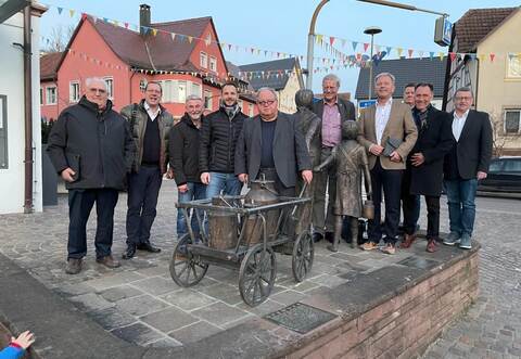 Milchfrauen als Kulisse vor dem Ersinger Rathaus: Die Kreisräte Kurt Ebel, Michael Schmidt , Gerd Philipp, der neue Kämpfelbacher Bürgermeister Thomas Maag, Fraktionsvorsitzender Günter Bächle, die Kreisräte Peter Napiwotzky, Heiko Genthner, Bürgermeiste r Thomas Zeilmeier sowie die Kreisräte Hartmut Ochner und Michael Sengle.