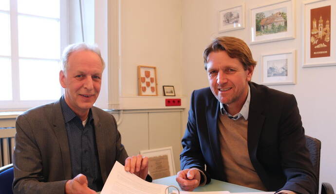 Ein Handbuch für den Krisenfall erarbeitet: Bürgermeister Jens Timm und Thomas Pfeifle (von links), Kommunalberater von Netze BW.