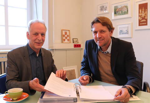 Ein Handbuch für den Krisenfall erarbeitet: Bürgermeister Jens Timm und Thomas Pfeifle (von links), Kommunalberater von Netze BW.