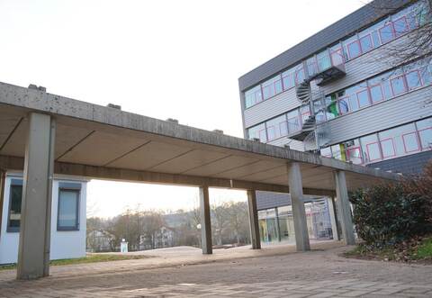 Das Ende naht: Dieser Verbindungssteg aus den 1970er-Jahren überdacht den Fußweg zwischen Hauptgebäude (rechts) und Sporthalle. Wegen baulicher Mängel wird er abgerissen. Ob es einen Ersatz gibt, steht noch nicht fest.