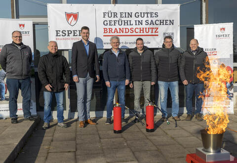 Erfolgreich: der Brandschutztag am Neuenbürger Gymnasium. Im Bild: Alexander Faber, Joachim Espert, Fabian Bader, Michael Frey, David Wood, Klaus Herbig und Daniel Deeg (von links).