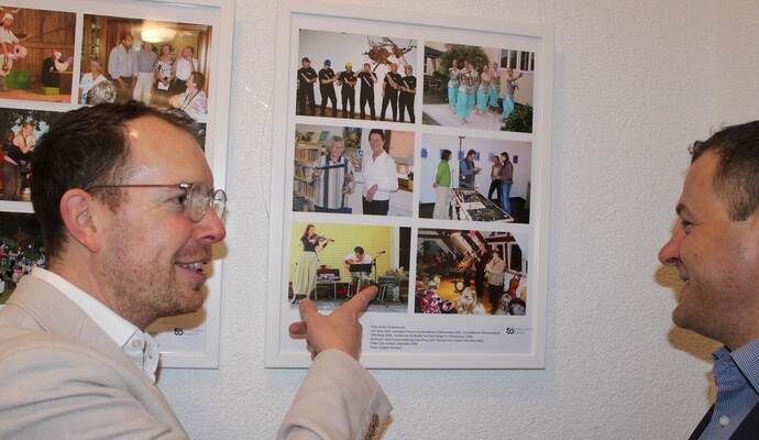 Bürgermeister Helge Viehweg (links) und Gemeinderat Jochen Fauth entdecken Bilder vielfältiger Straubenhardter Veranstaltungen. Gegenheimer Bürgermeister Helge Viehweg (links) und Gemeinderat Jochen Fauth entdecken Bilder vielfältiger Straubenhardter Veranstaltungen. Gegenheimer