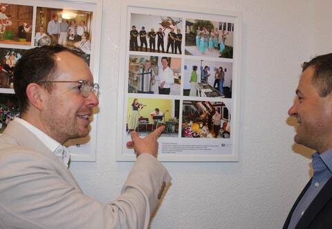 Bürgermeister Helge Viehweg (links) und Gemeinderat Jochen Fauth entdecken Bilder vielfältiger Straubenhardter Veranstaltungen.  Gegenheimer