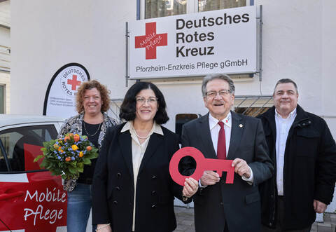 Mit der Übernahme des mobilen Pflegedienstes von Maria Tusa in Niefern bietet der DRK-Kreisverband Pforzheim-Enzkeis nun auch einen ambulanten Pflegedienst an. Darüber freuen sich Niefern-Öschelbronns Bürgermeisterin Birgit Förster, Maria Tusa, Wolfgang Kramer, Präsident DRK Pforzheim-Enzkreis und Herbert Mann, Geschäftsführer DRK Pforzheim-Enzkreis (von links).