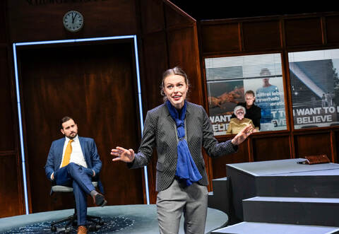 Verhandeln die Frage der „Schuld am Klimawandel“: der Verteidiger der Bundesrepublik (Dennis Junge) und die Aktivistin (Emma Schoepe).