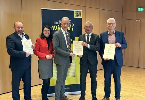 Bürgermeister Manuel Scholl (Oberhausen-Rheinhausen), Landtagsabgeordnete Christine Neumann-Martin (CDU), Bürgermeister Jens Timm (Karlsbad), Digitalisierungsminister Thomas Strobl (CDU) und Finanzdezernent Ragnar Watteroth bei der Förderbescheidübergabe in Stuttgart.