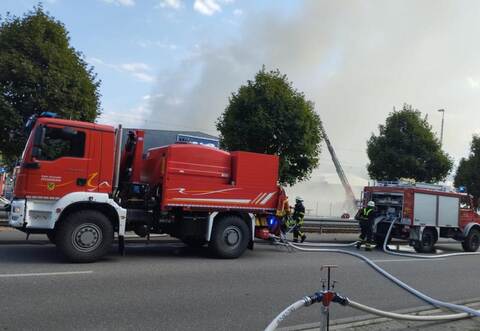Beim Großbrand Ende August 2022 in Pforzheim hat die Ötisheimer Wehr mit einem Katastrophenschutzfahrzeug Überlandhilfe geleistet.
