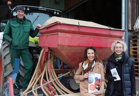 Hoffen auf viele Anmeldungen: Martin Ehrismann, Monika Ruthardt und Sabine Büttner (von links) freuen sich auf den Start der Aktion „Landwirt für ein Jahr“, bei dem die Teilnehmer auch mit großen Maschinen in Berührung kommen.